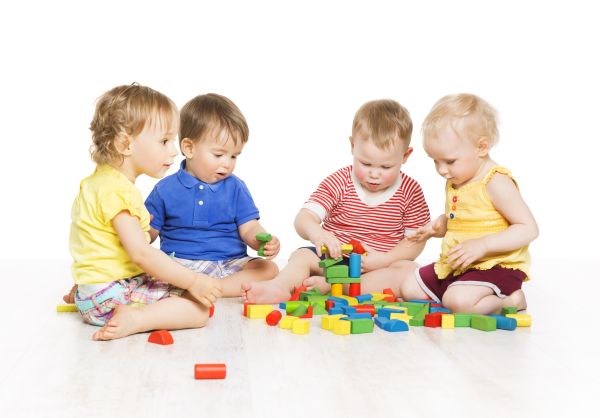 איך נעודד ילדים לחלוק דברים עם אחרים