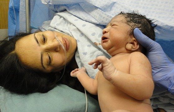 ההשפעות הקשות של אפידורל ופיטוצין על התינוק