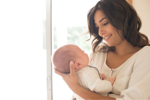 חיבוק ראשון – הבסיס להתפתחות רגשית בריאה