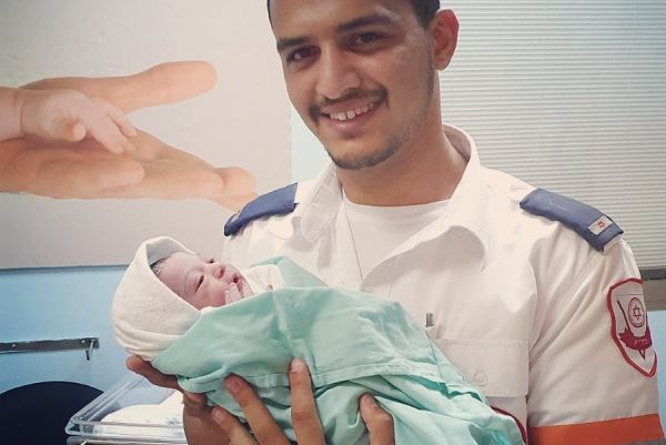 צוות מד"א יילד אישה בחניית בית החולים