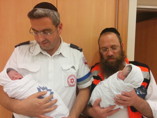 ברגע אחד חדר השינה הפך לחדר הלידה של התאומים